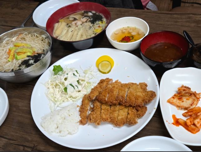 상주 중앙시장 맛집 시장통옛날국수 : 돈까스 국수 우동